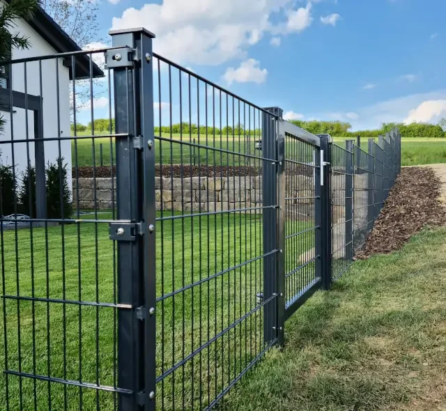 Doppelstab&shy;mattenzaun